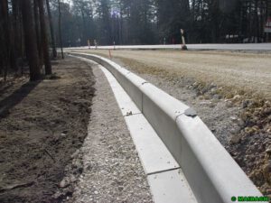 Leiteinrichtung aus Beton Straße